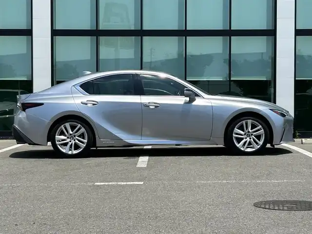レクサス ＩＳ 300h 和歌山県 2021(令3)年 5.5万km シルバー 後期型モデル/メーカーナビ/バックカメラ/革巻きステアリング/ステアリングスイッチ/レーダークルーズコントロール/BSM/レーンキープアシスト/レクサスセーフティセンス/合皮シート/パワーシート/シートヒーター/パドルシフト/オートライト/オートハイビーム/オートワイパー