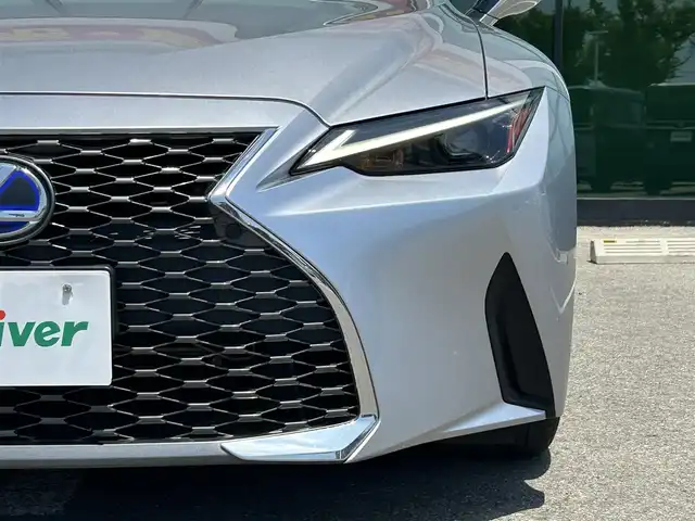 レクサス ＩＳ 300h 和歌山県 2021(令3)年 5.5万km シルバー 後期型モデル/メーカーナビ/バックカメラ/革巻きステアリング/ステアリングスイッチ/レーダークルーズコントロール/BSM/レーンキープアシスト/レクサスセーフティセンス/合皮シート/パワーシート/シートヒーター/パドルシフト/オートライト/オートハイビーム/オートワイパー