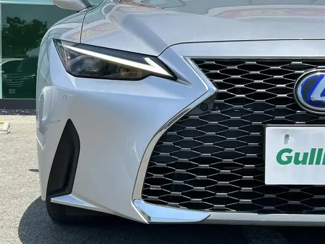レクサス ＩＳ 300h 和歌山県 2021(令3)年 5.5万km シルバー 後期型モデル/メーカーナビ/バックカメラ/革巻きステアリング/ステアリングスイッチ/レーダークルーズコントロール/BSM/レーンキープアシスト/レクサスセーフティセンス/合皮シート/パワーシート/シートヒーター/パドルシフト/オートライト/オートハイビーム/オートワイパー