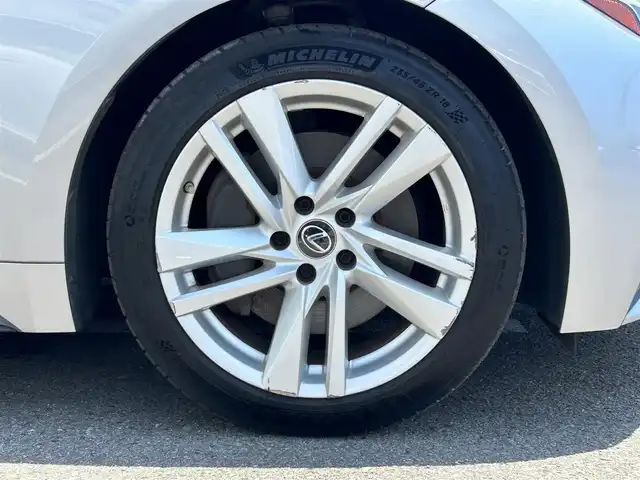 レクサス ＩＳ 300h 和歌山県 2021(令3)年 5.5万km シルバー 後期型モデル/メーカーナビ/バックカメラ/革巻きステアリング/ステアリングスイッチ/レーダークルーズコントロール/BSM/レーンキープアシスト/レクサスセーフティセンス/合皮シート/パワーシート/シートヒーター/パドルシフト/オートライト/オートハイビーム/オートワイパー