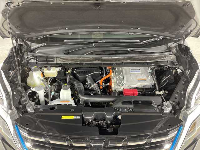 日産 セレナ e－パワー ハイウェイスター V 福岡県 2020(令2)年 2.1万km ダークメタルグレー/ダイヤモンドブラック 純正メモリナビ/全方位モニター/フルセグテレビ/純正フリップダウンモニター/4人乗り/ベッドキット/プロパイロット/ステアリングヒーター/フリップダウンモニター/両側パワースライドドア/ETC