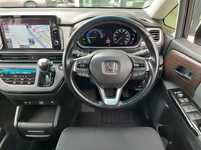 ホンダ オデッセイ ハイブリッド e:HEVアブソルート EX 東京都 2022(令4)年 3.4万km プラチナホワイトパール Honda SENSING/・衝突軽減ブレーキ/・誤発進抑制機能/・標識認識機能/・路外逸脱抑制機能/・車線維持支援システム/・先行車発進お知らせ機能/・アダプティブクルーズコントロール/・オートハイビーム/・ブラインドスポットインフォメーション/・マルチビューカメラシステム/スマートパーキングアシストシステム/プッシュスタート/純正10インチナビ/フルセグTV/フリップダウンモニター/ETC2.0/100V電源/両側パワースライドドア/ハーフレザーシート/オットマン/パワーシート/パワーバックドア/LEDヘッドライト/ドアバイザー/18インチ純正アルミホイール