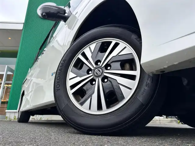 日産 セレナ e－パワー ハイウェイスター V 宮城県 2021(令3)年 7.1万km ブリリアントホワイトパール 2トーン セーフティパックA/・SRSエアバッグ（サイド/カーテン）/・インテリジェントアラウンドビューモニター/・インテリジェントルームミラー/・ふらつき警報/寒冷地仕様/・ヒーター付ドアミラー/・ステアリングヒーター/・3列目ヒーターダクト/・リアオートエアコン/・シートヒーター（運転席/助手席）/＝＝＝/インテリジェントエマージェンシーブレーキ/踏み間違い衝突防止アシスト/車線逸脱防止支援システム/車線逸脱警報/後側方衝突防止支援システム/後側方車両検知警報/後退時車両検知警報/前方衝突予測警報/標識検知機能/プロパイロット/純正フリップダウンモニター/純正10インチナビ/・CD/DVD/・Blu-ray/・Bluetooth/・フルセグTV/ビルトインETC/ドライブレコーダー/ハンズフリーパワースライドドア（両側）/革巻きステアリング/電動パーキングブレーキ/ブレーキホールド/アダプティブLEDヘッドランプ/スマートキー＆プッシュスタート/電動格納ミラー/純正15インチAW/純正フロアマット