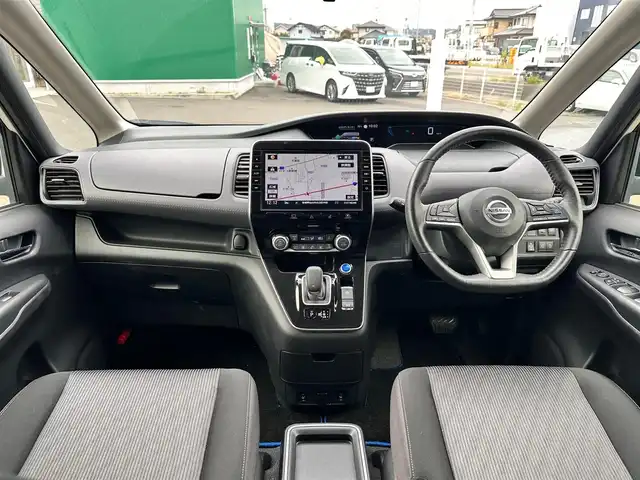 日産 セレナ e－パワー ハイウェイスター V 宮城県 2021(令3)年 7.1万km ブリリアントホワイトパール 2トーン セーフティパックA/・SRSエアバッグ（サイド/カーテン）/・インテリジェントアラウンドビューモニター/・インテリジェントルームミラー/・ふらつき警報/寒冷地仕様/・ヒーター付ドアミラー/・ステアリングヒーター/・3列目ヒーターダクト/・リアオートエアコン/・シートヒーター（運転席/助手席）/＝＝＝/インテリジェントエマージェンシーブレーキ/踏み間違い衝突防止アシスト/車線逸脱防止支援システム/車線逸脱警報/後側方衝突防止支援システム/後側方車両検知警報/後退時車両検知警報/前方衝突予測警報/標識検知機能/プロパイロット/純正フリップダウンモニター/純正10インチナビ/・CD/DVD/・Blu-ray/・Bluetooth/・フルセグTV/ビルトインETC/ドライブレコーダー/ハンズフリーパワースライドドア（両側）/革巻きステアリング/電動パーキングブレーキ/ブレーキホールド/アダプティブLEDヘッドランプ/スマートキー＆プッシュスタート/電動格納ミラー/純正15インチAW/純正フロアマット