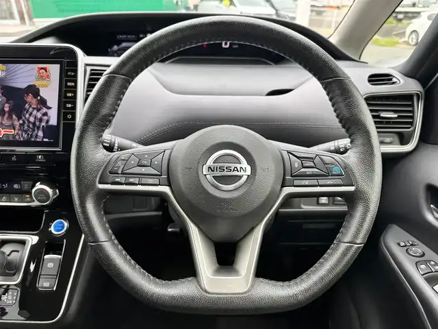 日産 セレナ e－パワー ハイウェイスター V 宮城県 2021(令3)年 7.1万km ブリリアントホワイトパール 2トーン セーフティパックA/・SRSエアバッグ（サイド/カーテン）/・インテリジェントアラウンドビューモニター/・インテリジェントルームミラー/・ふらつき警報/寒冷地仕様/・ヒーター付ドアミラー/・ステアリングヒーター/・3列目ヒーターダクト/・リアオートエアコン/・シートヒーター（運転席/助手席）/＝＝＝/インテリジェントエマージェンシーブレーキ/踏み間違い衝突防止アシスト/車線逸脱防止支援システム/車線逸脱警報/後側方衝突防止支援システム/後側方車両検知警報/後退時車両検知警報/前方衝突予測警報/標識検知機能/プロパイロット/純正フリップダウンモニター/純正10インチナビ/・CD/DVD/・Blu-ray/・Bluetooth/・フルセグTV/ビルトインETC/ドライブレコーダー/ハンズフリーパワースライドドア（両側）/革巻きステアリング/電動パーキングブレーキ/ブレーキホールド/アダプティブLEDヘッドランプ/スマートキー＆プッシュスタート/電動格納ミラー/純正15インチAW/純正フロアマット