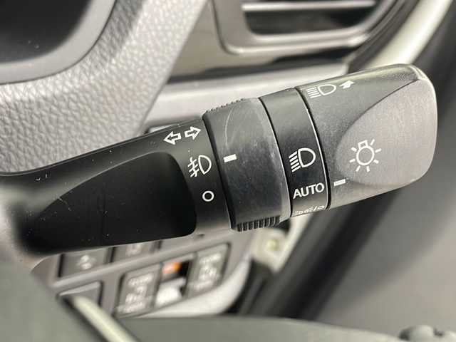 トヨタ ノア Si ダブルバイビーⅢ 大阪府 2021(令3)年 3.5万km ホワイトパールクリスタルシャイン 純正ナビ/・バックカメラ/・フルセグテレビ/・CD/DVD/・Bluetooth/・AM/FM/純正12インチ後席用モニター/両側パワースライドドア/ＬＥＤヘッドライト/ETC/前後ドライブレコーダー/衝突被害軽減システム/横滑り防止装置/レーンキープアシスト/2列目ドリンクホルダー/純正フロアマット/スマートキー/プッシュスタート
