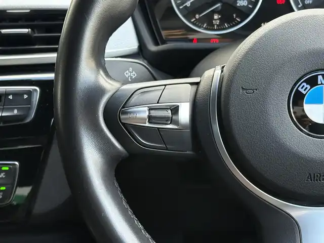 ＢＭＷ Ｘ１ sDrive 18i Mスポーツ 三重県 2018(平30)年 7.7万km アルピンホワイトⅢ ♪車検 令和9年3月29日迄/♪ターボ/インテリジェントセーフティ/パワーバックドア(ハンズフリー機能)/スマートキー×2/プッシュスタート/純正メーカーナビ/・CD・USB・DTV/・DVD再生/・Bluetoothオーディオ/・バックカメラ/コーナーセンサー/前後ドライブレコーダー/前席シートヒーター/アイドリングストップ/ルーフレール/純正18インチAW/LEDヘッドライト/フォグライト/リアフォグライト /オートライト/ウィンカーミラー/電格ミラー/革巻ステアリング/ステアリングスイッチ/スモークフィルム/フロアマット/ETC/サイド/カーテンエアバック