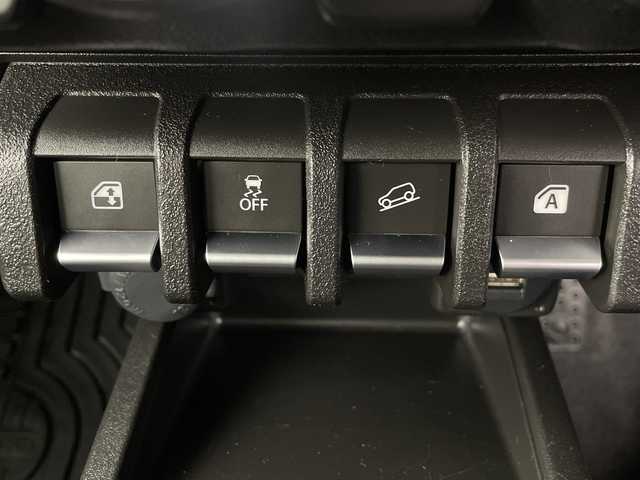 スズキ ジムニー XC 埼玉県 2023(令5)年 1.1万km キネティックイエロー/ブラックトップ2トーン 純正8インチナビ/　(Bluetooth/USB/iPod/CD/DVD/FM/AM)/フルセグテレビ/バックカメラ/ビルトインETC2.0/純正ナビ連動前後ドライブレコーダー/クルーズコントロール/衝突被害軽減ブレーキ/車線逸脱警報/シートヒーター/ヒーテッドドアミラー/オートLEDライト/純正16インチアルミホイール