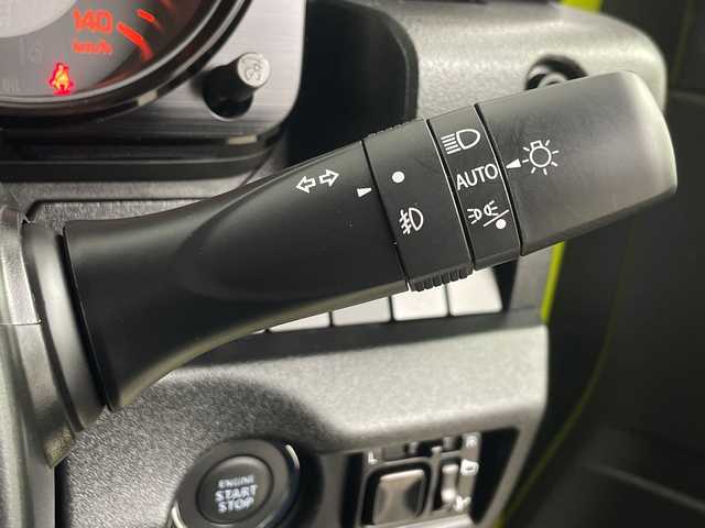 スズキ ジムニー XC 埼玉県 2023(令5)年 1.1万km キネティックイエロー/ブラックトップ2トーン 純正8インチナビ/　(Bluetooth/USB/iPod/CD/DVD/FM/AM)/フルセグテレビ/バックカメラ/ビルトインETC2.0/純正ナビ連動前後ドライブレコーダー/クルーズコントロール/衝突被害軽減ブレーキ/車線逸脱警報/シートヒーター/ヒーテッドドアミラー/オートLEDライト/純正16インチアルミホイール