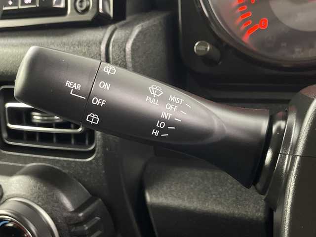 スズキ ジムニー XC 埼玉県 2023(令5)年 1.1万km キネティックイエロー/ブラックトップ2トーン 純正8インチナビ/　(Bluetooth/USB/iPod/CD/DVD/FM/AM)/フルセグテレビ/バックカメラ/ビルトインETC2.0/純正ナビ連動前後ドライブレコーダー/クルーズコントロール/衝突被害軽減ブレーキ/車線逸脱警報/シートヒーター/ヒーテッドドアミラー/オートLEDライト/純正16インチアルミホイール