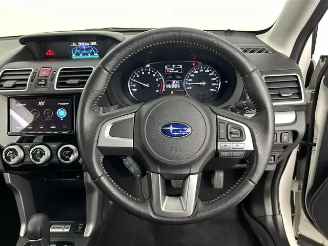 スバル フォレスター S－リミテッド スマートED 道央・札幌 2018(平30)年 7.7万km クリスタルホワイトP ・４WD/・ダイヤトーンサウンドSDナビ/　CD/DVD/SD/BT/USB/フルセグTV/・バックカメラ/・ビルトインETC2.0/・アイサイト/　衝突被害軽減ブレーキ/　レーンキープアシスト/　先行車発進お知らせ/　後退速度リミッター/　スバルリヤビークルディテクション/　全車速追従式クルーズコントロール/・アイドリングストップ/・ダウンヒルアシストコントロール/・X-MODE/・SI-DRIVE/・パドルシフト/・横滑り防止装置/・オートマチックハイビーム/・オートライト/・LEDヘッドライト/・前後フォグランプ/・ドアミラーウィンカー/・ヘッドランプウォッシャー/・ドアバイザー/・ハーフレザーシート/・D+N席シートヒーター/・ラゲッジカーゴマット/・純正１８インチAW/・プッシュスタート/・スマートキー/・スペアキー/・取/保