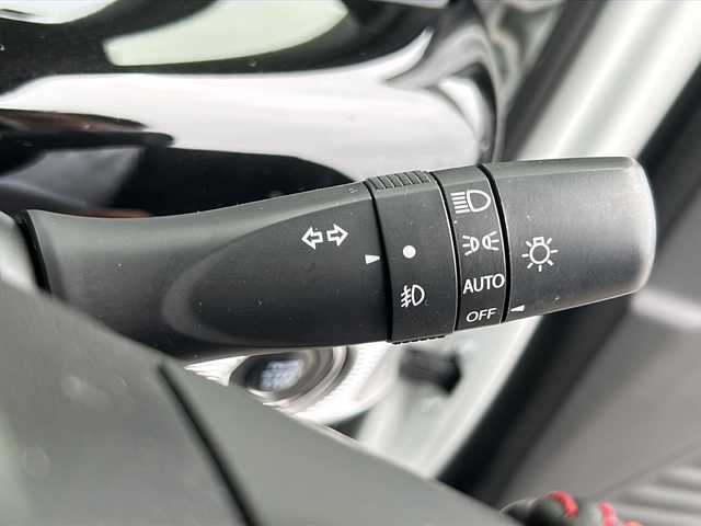 スズキ スペーシア カスタム HYBRID XS 茨城県 2020(令2)年 1.9万km ピュアホワイトパール/ブラック2トーン 社外メモリナビ【CN-E330D】/(TV・CD・BT・ラジオ再生)/両側パワースライドドア/衝突被害軽減システム/コーナーセンサー/ハーフレザーシート/シートヒーター/オートライト/LEDヘッドライト/純正アルミホイール15インチ/アイドリングストップ/純正フロアマット/横滑り防止/保証書/取扱説明書