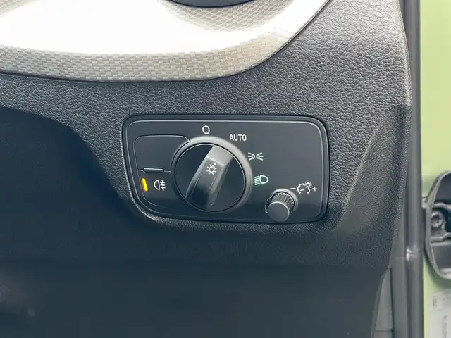 アウディ Ｑ２ 35TFSI アドバンスド 山梨県 2023(令5)年 1.7万km 緑 コンビニエンス＆アシスタンスパッケージ/ハイビームアシスト/ナビゲーションパッケージ/ACC/LKA/BSM/前席シートヒーター/電動リアゲート/新車時保証書/取扱説明書