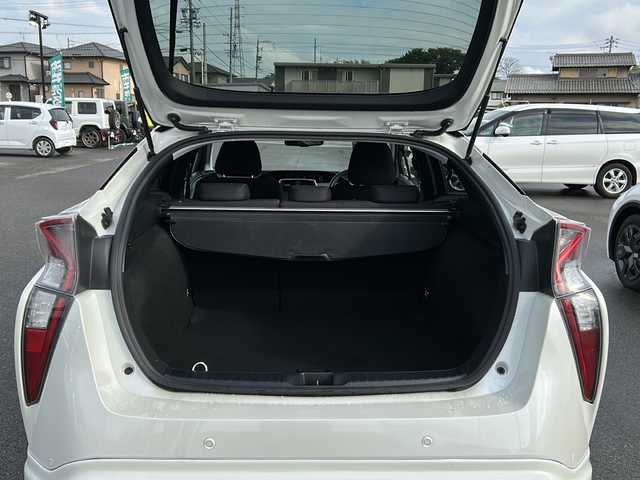 トヨタ プリウス Sセーフティプラス 岐阜県 2016(平28)年 3.6万km ホワイトパールクリスタルシャイン 純正ＳＤ9インチナビ　/フルセグＴＶ　/ビルトインＥＴＣ　/トヨタセーフティセンス　/クルーズコントロール　/スマートキー　/スペアキー　/プッシュスタート　/ＬＥＤライト　/ドアバイザー　/クリアランスソナー/パワーウィンドウ/パワーステアリング/アイドリングストップ/Buluetooth接続/横滑り防止装置/盗難防止装置/Wエアバッグ/カーテンエアバッグ　/ＡＢＳ