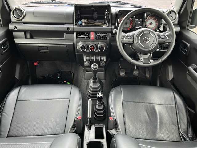 スズキ ジムニー XC 道北・旭川 2023(令5)年 1.4万km ブルーイッシュブラックパール3 ・ワンオーナー/・4WD/・禁煙車///スズキセーフティサポート///・標識認識機能/・車線逸脱警報機能/・ふらつき警報機能/・先行発車お知らせ機能/・ハイビームアシスト/・デュアルセンサーブレーキサポート/・ヒルディセントコントロール/・クルーズコントロール/・オートライト/・シートヒーター/・LEDライト/・フォグランプ/・ヘッドライトウォッシャー/・USB/・背面タイヤ/・純正フロアマット/・保証書/・取扱説明書
