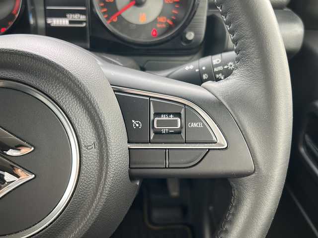 スズキ ジムニー XC 道北・旭川 2023(令5)年 1.4万km ブルーイッシュブラックパール3 ・ワンオーナー/・4WD/・禁煙車///スズキセーフティサポート///・標識認識機能/・車線逸脱警報機能/・ふらつき警報機能/・先行発車お知らせ機能/・ハイビームアシスト/・デュアルセンサーブレーキサポート/・ヒルディセントコントロール/・クルーズコントロール/・オートライト/・シートヒーター/・LEDライト/・フォグランプ/・ヘッドライトウォッシャー/・USB/・背面タイヤ/・純正フロアマット/・保証書/・取扱説明書