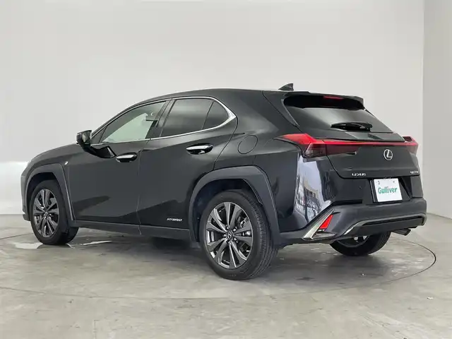 レクサス ＵＸ 250h Fスポーツ 埼玉県 2020(令2)年 5.7万km グラファイトブラックガラスフレーク サンルーフ　メーカーナビ　パノラミックビューモニター　ＢＳＭ　赤レザーシート　ビルトインＥＴＣ２．０　セーフティシステムプラス　ステアリングヒーター　メモリシート　シートヒーター　ベンチレーション