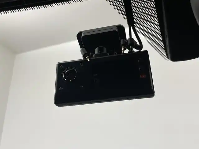レクサス ＵＸ 250h Fスポーツ 埼玉県 2020(令2)年 5.7万km グラファイトブラックガラスフレーク サンルーフ　メーカーナビ　パノラミックビューモニター　ＢＳＭ　赤レザーシート　ビルトインＥＴＣ２．０　セーフティシステムプラス　ステアリングヒーター　メモリシート　シートヒーター　ベンチレーション