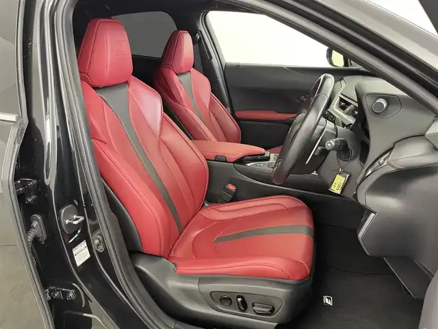 レクサス ＵＸ 250h Fスポーツ 埼玉県 2020(令2)年 5.7万km グラファイトブラックガラスフレーク サンルーフ　メーカーナビ　パノラミックビューモニター　ＢＳＭ　赤レザーシート　ビルトインＥＴＣ２．０　セーフティシステムプラス　ステアリングヒーター　メモリシート　シートヒーター　ベンチレーション