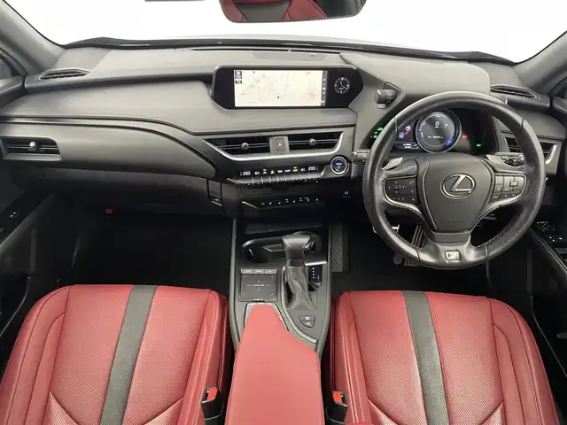 レクサス ＵＸ 250h Fスポーツ 埼玉県 2020(令2)年 5.7万km グラファイトブラックガラスフレーク サンルーフ　メーカーナビ　パノラミックビューモニター　ＢＳＭ　赤レザーシート　ビルトインＥＴＣ２．０　セーフティシステムプラス　ステアリングヒーター　メモリシート　シートヒーター　ベンチレーション