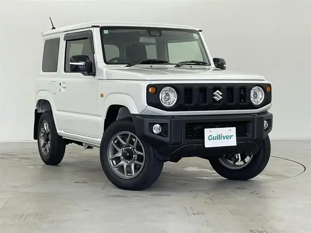 スズキ ジムニー XC 群馬県 2024(令6)年 0.2万km ピュアホワイトP ・LEDライト/・F席シートヒーター（D/N席）/・プッシュスタート/・純正フロアマット＆バイザー/・社外７インチナビ/・フルセグTV/・CD/DVD/・Bluetooth/・AM/FM/・ヘッドライトウォッシャー/・スズキセーフティサポート/・デュアルセンサーブレーキサポート/・純正アルミホイール/・４WD/・アイドリングストップ/・ヒルディセントコントロール/・パーキングセンサー/・電動格納ミラー