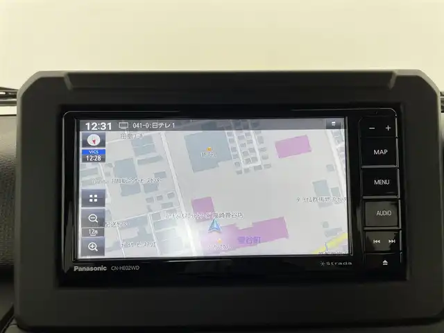 スズキ ジムニー XC 群馬県 2024(令6)年 0.2万km ピュアホワイトP ・LEDライト/・F席シートヒーター（D/N席）/・プッシュスタート/・純正フロアマット＆バイザー/・社外７インチナビ/・フルセグTV/・CD/DVD/・Bluetooth/・AM/FM/・ヘッドライトウォッシャー/・スズキセーフティサポート/・デュアルセンサーブレーキサポート/・純正アルミホイール/・４WD/・アイドリングストップ/・ヒルディセントコントロール/・パーキングセンサー/・電動格納ミラー