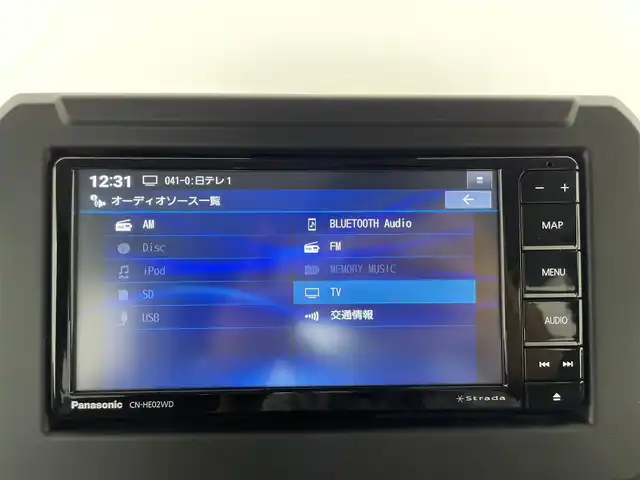 スズキ ジムニー XC 群馬県 2024(令6)年 0.2万km ピュアホワイトP ・LEDライト/・F席シートヒーター（D/N席）/・プッシュスタート/・純正フロアマット＆バイザー/・社外７インチナビ/・フルセグTV/・CD/DVD/・Bluetooth/・AM/FM/・ヘッドライトウォッシャー/・スズキセーフティサポート/・デュアルセンサーブレーキサポート/・純正アルミホイール/・４WD/・アイドリングストップ/・ヒルディセントコントロール/・パーキングセンサー/・電動格納ミラー