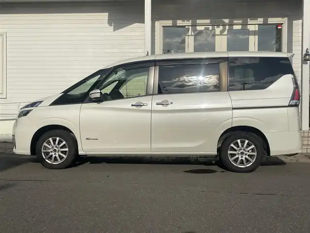 日産 セレナ X 秋田県 2016(平28)年 11.5万km ブリリアントホワイトパール (株)IDOMが運営する【じしゃロン秋田店】の自社ローン専用車両になりますこちらは現金またはオートローンご利用時の価格です。自社ローンご希望の方は別途その旨お申付け下さい/セーフティパックA/踏み間違い衝突防止アシスト/インテリジェントパーキングアシスト/アラウンドビューモニター/フロント&バックソナー/進入禁止標識検知/ステアリングスイッチ/サイド、カーテンエアバッグ/エマージェンシーブレーキ/純正SDナビ【CD/DVD/SD/Bluetooth/MUSIC STOCKER/USB/AUX/VTR/iPod/WALKMAN】/クルーズコントロール/前後ドラレコ/フルセグTV/両側パワースライドドア/ETC/LEDヘッドライト
