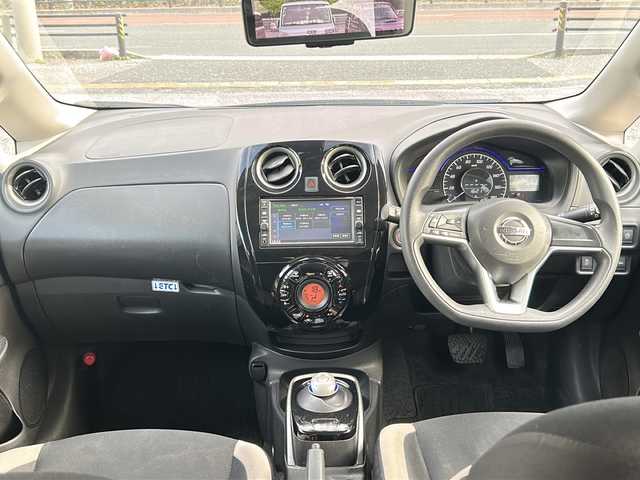 日産 ノート e－パワー X 沖縄県 2017(平29)年 10.8万km インペリアルアンバーP 純正ナビ　/（ＡＭ／ＦＭ／ＣＤ／ＤＶＤ／ＢＴ）　/フルセグＴＶ　/全方位モニター　/コーナーセンサー　/レーンキープアシスト　/衝突軽減システム　/オートライト　/純正フロアマット　/スマートキー　/ＥＴＣ