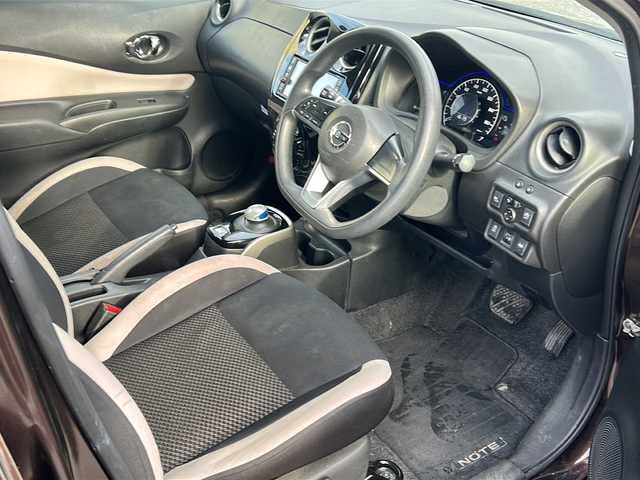 日産 ノート e－パワー X 沖縄県 2017(平29)年 10.8万km インペリアルアンバーP 純正ナビ　/（ＡＭ／ＦＭ／ＣＤ／ＤＶＤ／ＢＴ）　/フルセグＴＶ　/全方位モニター　/コーナーセンサー　/レーンキープアシスト　/衝突軽減システム　/オートライト　/純正フロアマット　/スマートキー　/ＥＴＣ