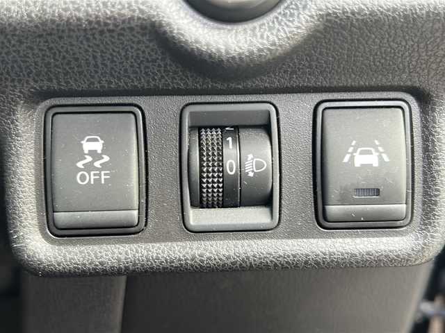 日産 ノート e－パワー X 沖縄県 2017(平29)年 10.8万km インペリアルアンバーP 純正ナビ　/（ＡＭ／ＦＭ／ＣＤ／ＤＶＤ／ＢＴ）　/フルセグＴＶ　/全方位モニター　/コーナーセンサー　/レーンキープアシスト　/衝突軽減システム　/オートライト　/純正フロアマット　/スマートキー　/ＥＴＣ