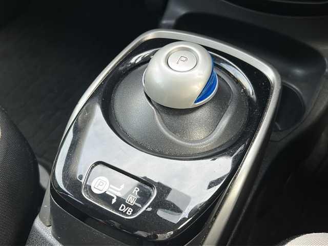 日産 ノート e－パワー X 沖縄県 2017(平29)年 10.8万km インペリアルアンバーP 純正ナビ　/（ＡＭ／ＦＭ／ＣＤ／ＤＶＤ／ＢＴ）　/フルセグＴＶ　/全方位モニター　/コーナーセンサー　/レーンキープアシスト　/衝突軽減システム　/オートライト　/純正フロアマット　/スマートキー　/ＥＴＣ