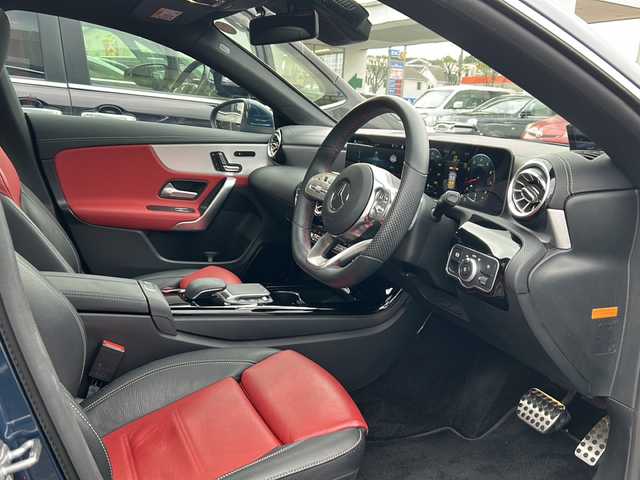 メルセデス・ベンツ ＣＬＡ２５０ Sブレイク 4MATIC AMGライン 兵庫県 2020(令2)年 3.4万km デニムブルー 4WD/登録時走行距離33415km/OP　レーダーセーフティパッケージ/【PRE-SAFE/アクティブブラインドスポット/アクティブレーンキーピング/他】/OP　アドバンスドパッケージ/【360度カメラシステム/ヘッドアップディスプレイ/アドバンスドサウンドシステム（10スピーカー）】/OP　レザーエクスクルーシブパッケージ/【ブラック/レッドツートーン革スポーツシート/アルミニウムインパネ加飾】/OP　ナビゲーションパッケージ/【ナビゲーション/フルセグTV/トラフィックサインアシスト/他】/OP　パノラミックスライディングルーフ/OP　ETC2.0/マルチビームLEDヘッドランプ/アダプティブハイビームアシストプラス/パークトロニック/アクティブパーキングアシスト/AMG18インチAW/アンビエントライト（64色）/パワーバックドア/前席シートヒーター/パワーシート/純正フロアマット/ドアバイザー/保証書/取説/スペアキー