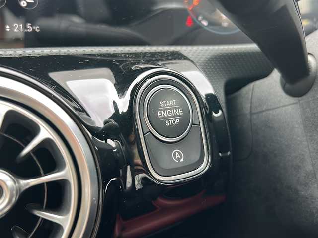 メルセデス・ベンツ ＣＬＡ２５０ Sブレイク 4MATIC AMGライン 兵庫県 2020(令2)年 3.4万km デニムブルー 4WD/登録時走行距離33415km/OP　レーダーセーフティパッケージ/【PRE-SAFE/アクティブブラインドスポット/アクティブレーンキーピング/他】/OP　アドバンスドパッケージ/【360度カメラシステム/ヘッドアップディスプレイ/アドバンスドサウンドシステム（10スピーカー）】/OP　レザーエクスクルーシブパッケージ/【ブラック/レッドツートーン革スポーツシート/アルミニウムインパネ加飾】/OP　ナビゲーションパッケージ/【ナビゲーション/フルセグTV/トラフィックサインアシスト/他】/OP　パノラミックスライディングルーフ/OP　ETC2.0/マルチビームLEDヘッドランプ/アダプティブハイビームアシストプラス/パークトロニック/アクティブパーキングアシスト/AMG18インチAW/アンビエントライト（64色）/パワーバックドア/前席シートヒーター/パワーシート/純正フロアマット/ドアバイザー/保証書/取説/スペアキー