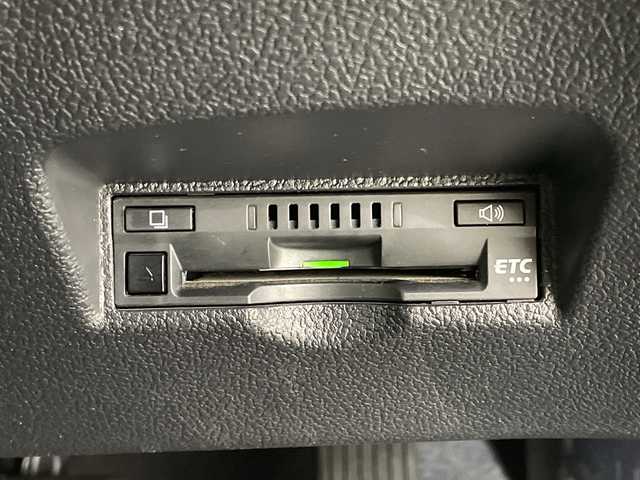 トヨタ プリウス Sツーリングセレクション 栃木県 2019(令1)年 3.6万km ホワイトパールクリスタルシャイン 純正9インチナビ/（CD/DVD/Bluetooth/フルセグTV）/バックカメラ/トヨタセーフティセンス/前後クリアランスソナー/デジタルインナーミラー（ドラレコ機能付き）/LEDヘッドライト/LEDフォグ/LEDデイライト/オートライト/オートマチックハイビーム/TRDエアロ（F/S/R）/TRDフロントガーニッシュ/黒レザーシート/シートヒーター/本革ステアリング/ステアリングスイッチ/電動格納ミラー/純正アルミホイール/純正フロアマット