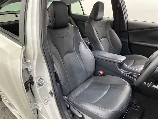 トヨタ プリウス Sツーリングセレクション 栃木県 2019(令1)年 3.6万km ホワイトパールクリスタルシャイン 純正9インチナビ/（CD/DVD/Bluetooth/フルセグTV）/バックカメラ/トヨタセーフティセンス/前後クリアランスソナー/デジタルインナーミラー（ドラレコ機能付き）/LEDヘッドライト/LEDフォグ/LEDデイライト/オートライト/オートマチックハイビーム/TRDエアロ（F/S/R）/TRDフロントガーニッシュ/黒レザーシート/シートヒーター/本革ステアリング/ステアリングスイッチ/電動格納ミラー/純正アルミホイール/純正フロアマット