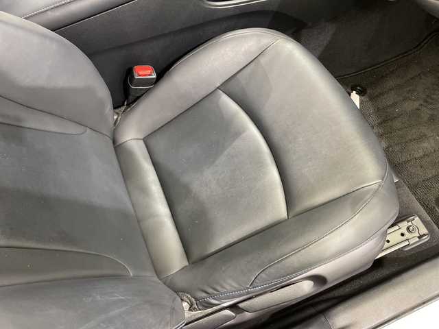 トヨタ プリウス Sツーリングセレクション 栃木県 2019(令1)年 3.6万km ホワイトパールクリスタルシャイン 純正9インチナビ/（CD/DVD/Bluetooth/フルセグTV）/バックカメラ/トヨタセーフティセンス/前後クリアランスソナー/デジタルインナーミラー（ドラレコ機能付き）/LEDヘッドライト/LEDフォグ/LEDデイライト/オートライト/オートマチックハイビーム/TRDエアロ（F/S/R）/TRDフロントガーニッシュ/黒レザーシート/シートヒーター/本革ステアリング/ステアリングスイッチ/電動格納ミラー/純正アルミホイール/純正フロアマット