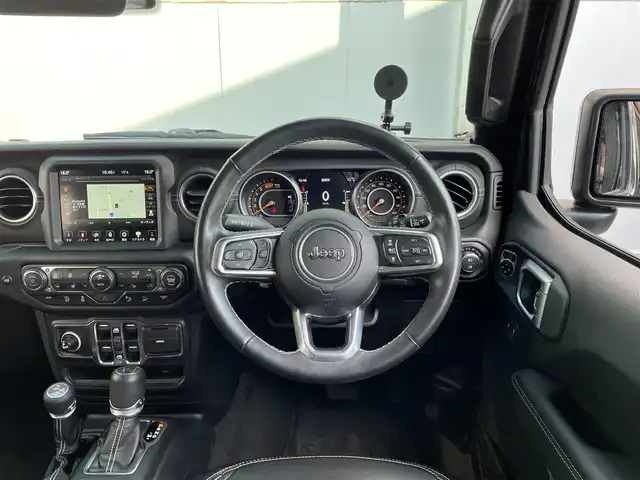クライスラー・ジープ ジープ ラングラー アンリミテッド サハラ 青森県 2019(令1)年 1.6万km 黒 ワンオーナー /4WD/純正ナビ/ (BT、USB)/フルセグTV/バックカメラ/前方、左サイドカメラ/アダプティブクルーズコントロール/前席シートヒーター /ステアリングヒーター/防眩ミラー/ヒルスタートアシスト/衝突軽減ブレーキ/ブラインドスポットモニター/オートライト/LEDヘッドライト/フォグランプ/リアフォグランプ/純正フロアマット(ラバー)/サイドステップ/背面タイヤ/18インチ純正アルミホイール/取扱説明書/保証書