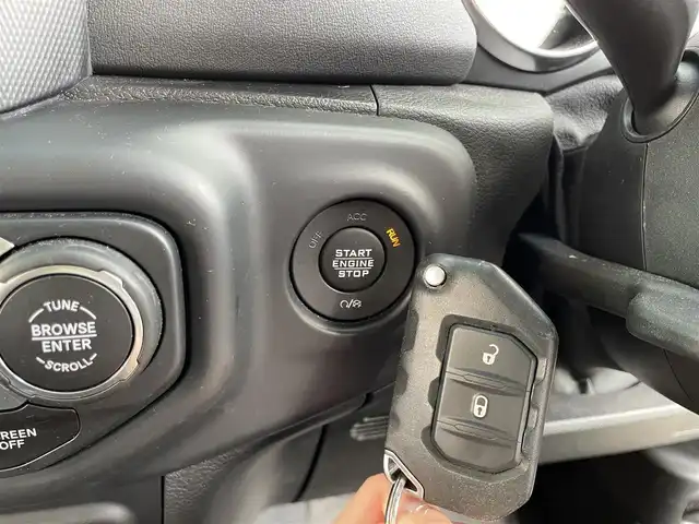 クライスラー・ジープ ジープ ラングラー アンリミテッド サハラ 青森県 2019(令1)年 1.6万km 黒 ワンオーナー /4WD/純正ナビ/ (BT、USB)/フルセグTV/バックカメラ/前方、左サイドカメラ/アダプティブクルーズコントロール/前席シートヒーター /ステアリングヒーター/防眩ミラー/ヒルスタートアシスト/衝突軽減ブレーキ/ブラインドスポットモニター/オートライト/LEDヘッドライト/フォグランプ/リアフォグランプ/純正フロアマット(ラバー)/サイドステップ/背面タイヤ/18インチ純正アルミホイール/取扱説明書/保証書