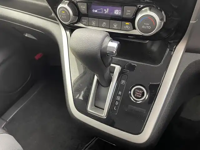 日産 セレナ ハイウェイスター Vセレクション 福井県 2018(平30)年 4.4万km ブリリアントホワイトパール セーフティパック/純正ナビゲーション/【AM/FM/CD/Bluetooth/フルセグTV】/アラウンドビューモニター/ETC/両側パワースライドドア/衝突軽減ブレーキ/クルーズコントロール（追従なし）/オートライト/LEDヘッドライド/フォグライト/プッシュスタート/スマートキー/スペアキー/クリアランスソナー