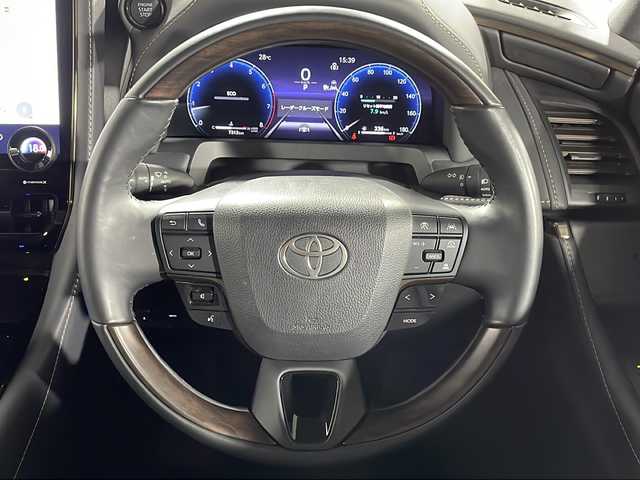 トヨタ アルファード Z 広島県 2024(令6)年 0.8万km プラチナホワイトパールマイカ 禁煙車/純正１４型ナビ/サンルーフ/温冷シート/ユニバーサルステップ/パワーシート/全周囲カメラ/デジタルインナーミラー/ステアリングヒーター/ワイヤレス充電/レーダークルーズコントロール　/オットマン/両側電動ドア/電動リア/１００Ｖ/ブラインドスポットモニター/LEDアダブティブヘッドライト/レーンキープ/踏み間違い防止/衝突軽減/ETC2.0/純正18インチアルミホイール(225/60/R18)/エアバッグ(運転席/助手席/サイド/カーテン)