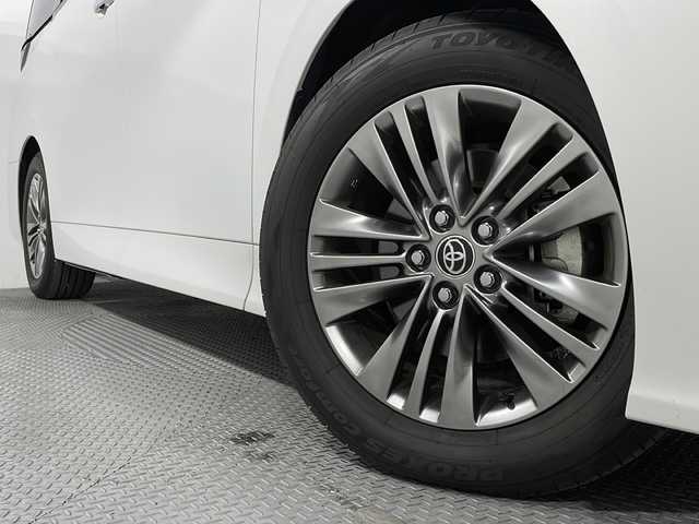 トヨタ アルファード Z 広島県 2024(令6)年 0.8万km プラチナホワイトパールマイカ 禁煙車/純正１４型ナビ/サンルーフ/温冷シート/ユニバーサルステップ/パワーシート/全周囲カメラ/デジタルインナーミラー/ステアリングヒーター/ワイヤレス充電/レーダークルーズコントロール　/オットマン/両側電動ドア/電動リア/１００Ｖ/ブラインドスポットモニター/LEDアダブティブヘッドライト/レーンキープ/踏み間違い防止/衝突軽減/ETC2.0/純正18インチアルミホイール(225/60/R18)/エアバッグ(運転席/助手席/サイド/カーテン)