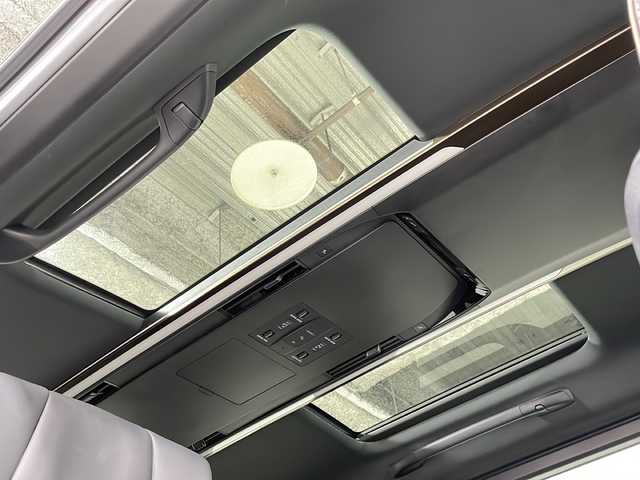 トヨタ アルファード Z 広島県 2024(令6)年 0.8万km プラチナホワイトパールマイカ 禁煙車/純正１４型ナビ/サンルーフ/温冷シート/ユニバーサルステップ/パワーシート/全周囲カメラ/デジタルインナーミラー/ステアリングヒーター/ワイヤレス充電/レーダークルーズコントロール　/オットマン/両側電動ドア/電動リア/１００Ｖ/ブラインドスポットモニター/LEDアダブティブヘッドライト/レーンキープ/踏み間違い防止/衝突軽減/ETC2.0/純正18インチアルミホイール(225/60/R18)/エアバッグ(運転席/助手席/サイド/カーテン)