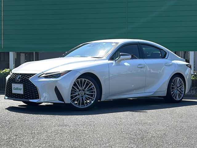 レクサス ＩＳ 300h バージョンL 茨城県 2023(令5)年 3万km パール 10インチ純正SDナビ(Bluetooth/バックカメラ/フルセグTV)/アダプティブクルーズコントロール/パワーシート/シートヒーター/エアシート/ドライブレコーダー/ETC2.0/横滑り防止装置/コーナーセンサー/オートマチックハイビーム/LEDオートライト/レーンキープアシスト/サイドエアバッグ/MTモード付AT/冷房AAC/純正フロアマット/19インチ純正アルミホイール
