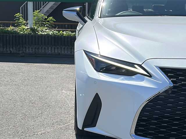 レクサス ＩＳ 300h バージョンL 茨城県 2023(令5)年 3万km パール 10インチ純正SDナビ(Bluetooth/バックカメラ/フルセグTV)/アダプティブクルーズコントロール/パワーシート/シートヒーター/エアシート/ドライブレコーダー/ETC2.0/横滑り防止装置/コーナーセンサー/オートマチックハイビーム/LEDオートライト/レーンキープアシスト/サイドエアバッグ/MTモード付AT/冷房AAC/純正フロアマット/19インチ純正アルミホイール