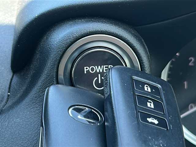 レクサス ＩＳ 300h バージョンL 茨城県 2023(令5)年 3万km パール 10インチ純正SDナビ(Bluetooth/バックカメラ/フルセグTV)/アダプティブクルーズコントロール/パワーシート/シートヒーター/エアシート/ドライブレコーダー/ETC2.0/横滑り防止装置/コーナーセンサー/オートマチックハイビーム/LEDオートライト/レーンキープアシスト/サイドエアバッグ/MTモード付AT/冷房AAC/純正フロアマット/19インチ純正アルミホイール