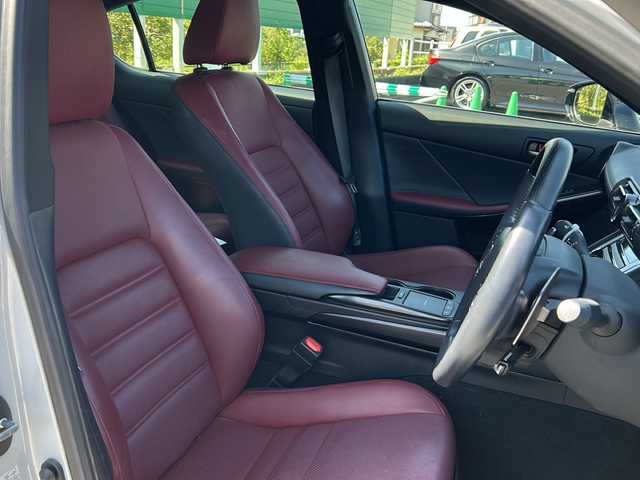 レクサス ＩＳ 300h バージョンL 茨城県 2023(令5)年 3万km パール 10インチ純正SDナビ(Bluetooth/バックカメラ/フルセグTV)/アダプティブクルーズコントロール/パワーシート/シートヒーター/エアシート/ドライブレコーダー/ETC2.0/横滑り防止装置/コーナーセンサー/オートマチックハイビーム/LEDオートライト/レーンキープアシスト/サイドエアバッグ/MTモード付AT/冷房AAC/純正フロアマット/19インチ純正アルミホイール