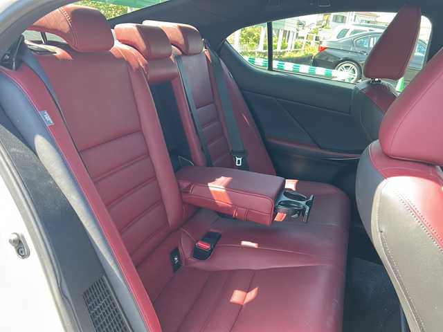 レクサス ＩＳ 300h バージョンL 茨城県 2023(令5)年 3万km パール 10インチ純正SDナビ(Bluetooth/バックカメラ/フルセグTV)/アダプティブクルーズコントロール/パワーシート/シートヒーター/エアシート/ドライブレコーダー/ETC2.0/横滑り防止装置/コーナーセンサー/オートマチックハイビーム/LEDオートライト/レーンキープアシスト/サイドエアバッグ/MTモード付AT/冷房AAC/純正フロアマット/19インチ純正アルミホイール