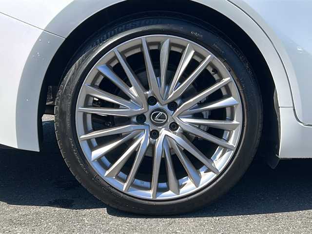 レクサス ＩＳ 300h バージョンL 茨城県 2023(令5)年 3万km パール 10インチ純正SDナビ(Bluetooth/バックカメラ/フルセグTV)/アダプティブクルーズコントロール/パワーシート/シートヒーター/エアシート/ドライブレコーダー/ETC2.0/横滑り防止装置/コーナーセンサー/オートマチックハイビーム/LEDオートライト/レーンキープアシスト/サイドエアバッグ/MTモード付AT/冷房AAC/純正フロアマット/19インチ純正アルミホイール