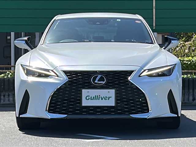 レクサス ＩＳ 300h バージョンL 茨城県 2023(令5)年 3万km パール 10インチ純正SDナビ(Bluetooth/バックカメラ/フルセグTV)/アダプティブクルーズコントロール/パワーシート/シートヒーター/エアシート/ドライブレコーダー/ETC2.0/横滑り防止装置/コーナーセンサー/オートマチックハイビーム/LEDオートライト/レーンキープアシスト/サイドエアバッグ/MTモード付AT/冷房AAC/純正フロアマット/19インチ純正アルミホイール